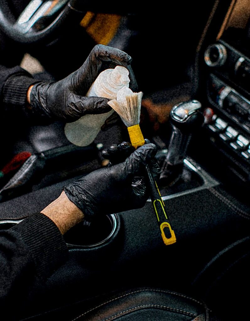 車をメンテナンスしている様子