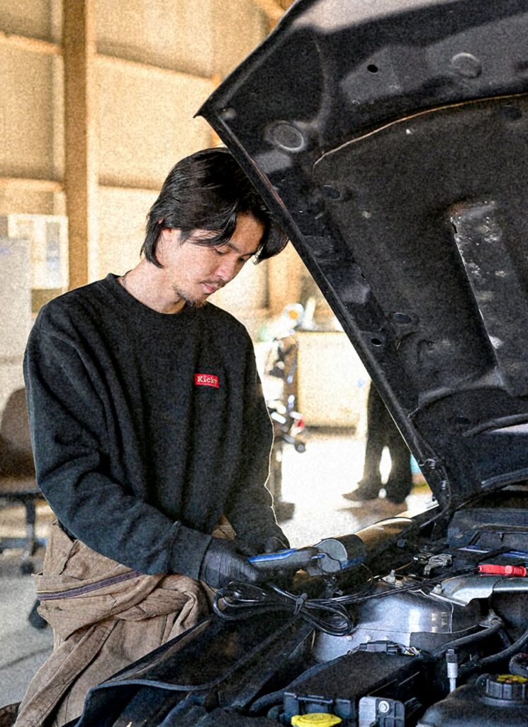 車のメンテナンスしている様子