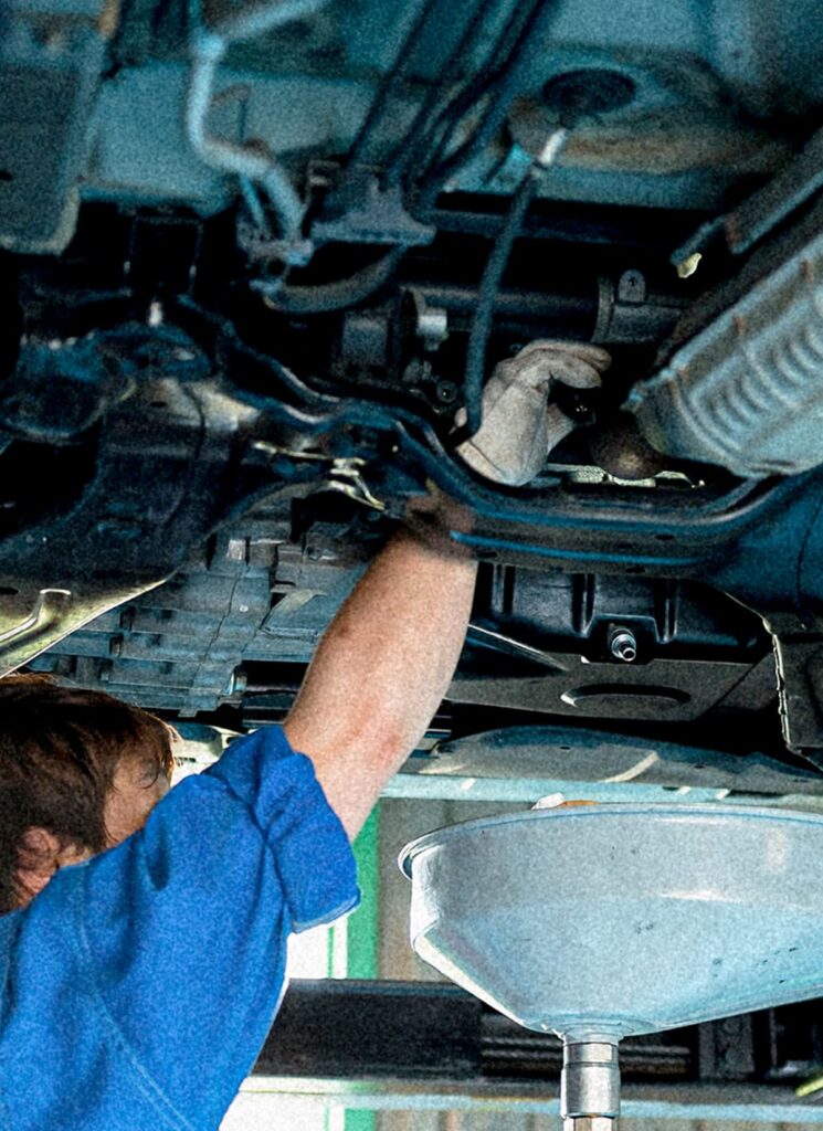 車のメンテナンスをしている男性